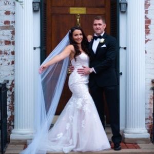 wedding dress. davids bridal wedding dress, size 6. No alternations. Like new.